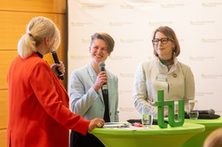 Das Bild zeigt Antonia van Ophuysen (Preisträgerin des Soroptimist-Förderpreises) Julia Meyer-Kleinmann (Präsidentin des SI Clubs Dortmund) und Moderatorin Britt Lorenzen im Gespräch auf der Bühne.  