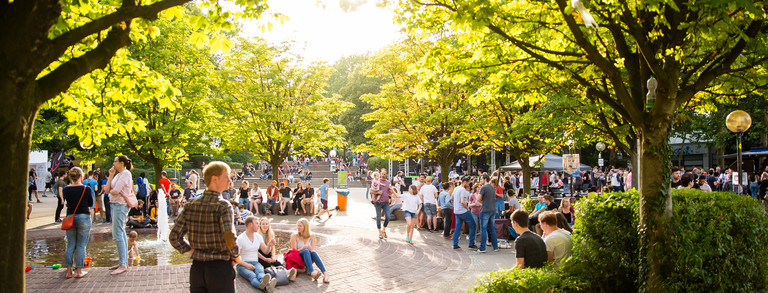 Eine Vielzahl von Personen auf dem Campus Nord
