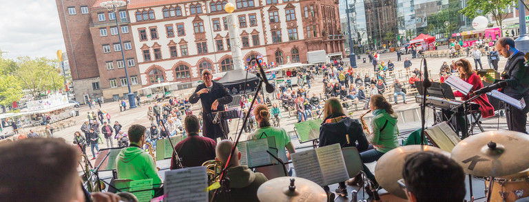 Eine Band spielt auf einer Bühne