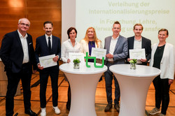 Preisträger*innen der Internationalisierungspreise der TU Dortmund mit Prorektorin Tessa Flatten und Rektor Manfred Bayer