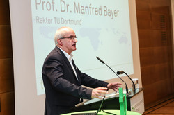Rektor Manfred Bayer am Rednerpult
