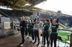 Die Cheerleader der TU Dortmund heizen die Menge an
