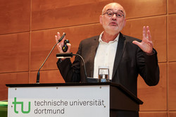 Prof. Dr. Norbert F. Schneider am Rednerpult