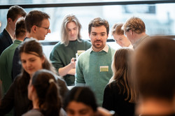 Das Bild zeigt Gäste der Stipendienfeier im Gespräch. 