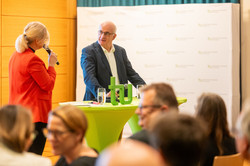 Das Bild zeigt Rektor Manfred Bayer und Moderatorin Britt Lorenzen im Gespräch auf der Bühne.