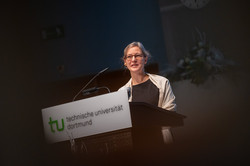 Prorektorin Forschun Nele McElvany am Rednerpult währedn der Verleihung der Dissertationspreise