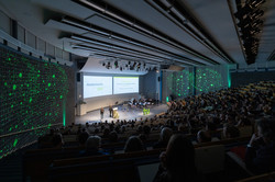 Vollbesetztes Audimax während der Akademischen Jahresfeier 2023, auf der Bühne steht