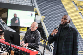 Sänger und Pianist im Stadion