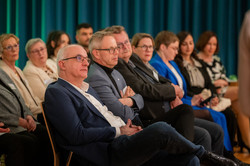 Bick auf die vorderen Stuhlreihen im Publikum. Im Vordergrund sind Rektor Prof. Dr. Manfred Bayer sowie Kanzler Markus Neuhaus zu sehen.