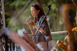 Summer festival 2022 A woman sings on a stage.