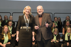 Nahaufnahme von Prof. Ursula Gather und Prof. Bernd Gasch auf der Bühne des Audimax
