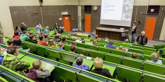 Kinder sitzen in Hörsaal