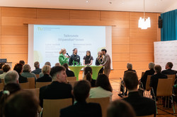 Moderatorin Britt Lorenzen leitet eine Talkrunde mit vier Stipendiatinnen und Stipendiaten
