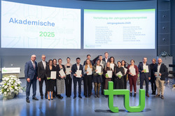 Gruppenfoto: Rektor Prof. Manfred Bayer, Guido Baranowski (Gesellschaft der Freunde der TU Dortmund) und die Prorektorin Studium Prof. Wiebke Möhring überreichen die Jahrgangsbestenpreise für hervorragende Abschlussarbeiten an Abolvent*innen der 17 Fakultäten.