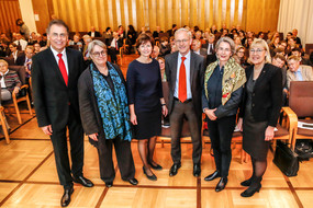 Rektorin Ursula Gather mit Preisträgerinnen und Preisträgern