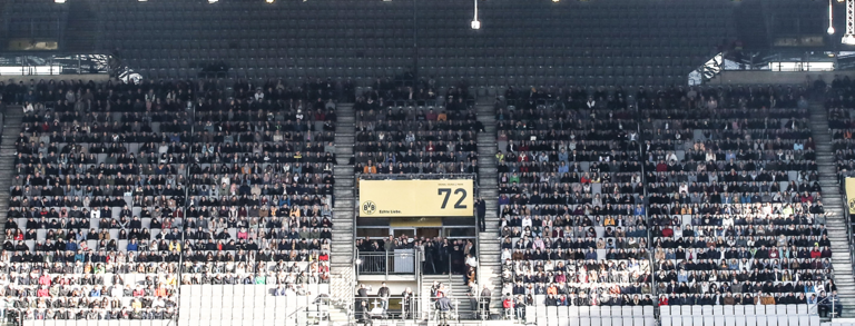 Erstsemester auf der Tribüne im Stadion