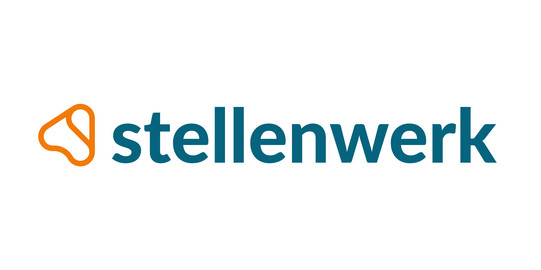 Logo des stellenwerks: Blaue Schrift und ein oranges Logo auf weißem Hintergrund