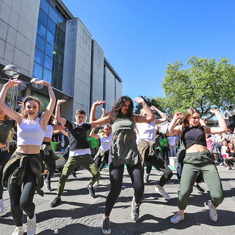 Mehrere Mädchen der Hip Hop Gruppe der TU Dortmund tanzen auf der Straße