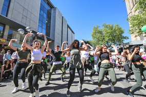 Several girls from the TU Dortmund Hip Hop group dance  street