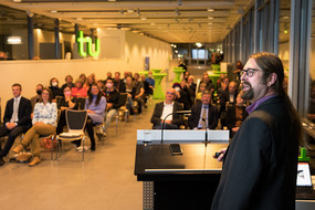 Prof. Dominik Göddeke gives a speech in front of an audience.