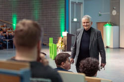 Prof. Dr. Klaus von Klitzing in the Audimax. The TU logo in the background.