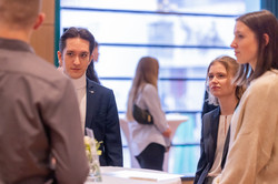 Teilnehmende der Stipendienfeier im Gespräch an einem Stehtisch