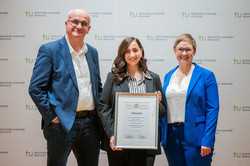 Rektor Prof. Dr. Manfred Bayer zusammen mit Hülya Uysal (Preisträgerin des Soroptimist Förderpreises) und Daniela Fischer vom SI Club Dortmund