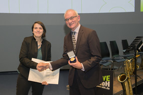 AStA Vorsitzende Hannah Rosenbaum übergibt Lehrpreis an Prof. Joachim Stolze 