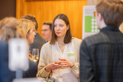 Teilnehmende der Stipendienfeier im Gespräch