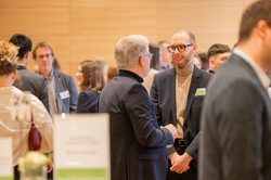 Teilnehmende der Stipendienfeier im Gespräch