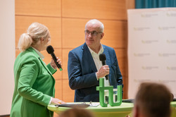 Moderatorin Britt Lorenzen im Gespräch mit Rektor Prof. Dr. Manfred Bayer