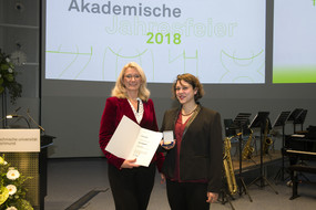 Prof. Insa Melle mit Lehrpreisträgerin Jana Jungjohann