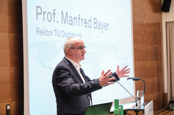 Nahaufnahme von Rektor Manfred Bayer am Rednerpult