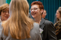 Teilnehmende der Stipendienfeier im Gespräch