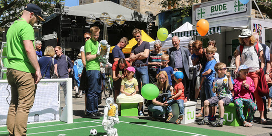 Fußballroboter in Aktion - Die Zuschauer sind begeistert