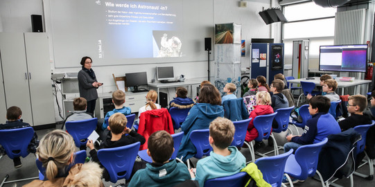 Wie ein Astronaut - Zu Besuch im DLR_School_Lab