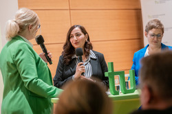 Moderatorin Britt Lorenzen im Gespräch mit der Soroptimist-Förderpreisträgerin Hülya Uysal