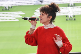 Sängerin im Stadion