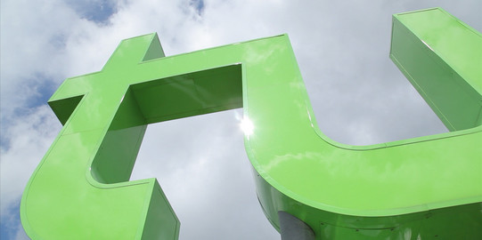 Das Logo der TU aus der Froschperspektive fotografiert