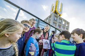 Dachterrasse des Dortmunder U - Kinder und Referentin lösen die Geheimnisse der alten Brauerei