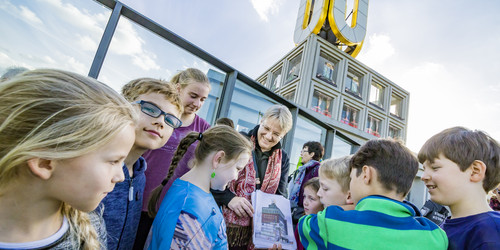 Dachterrasse des Dortmunder U - Kinder und Referentin lösen die Geheimnisse der alten Brauerei