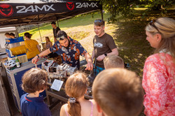 Summer festival 2022 Several people are standing around a table on which is a manual transmission.