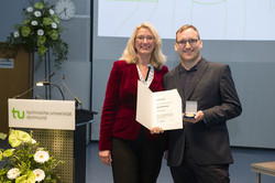 Prof. Insa Melle mit Lehrpreisträger Mirko Birkenkamp Prof. Insa Melle mit Lehrpreisträger Mirko Birkenkamp
