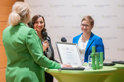 Moderatorin Britt Lorenzen im Gespräch mit Preisträgerin des Soroptimist Förderpreises Hülya Uysal und Daniela Fischer vom SI Club Dortmund