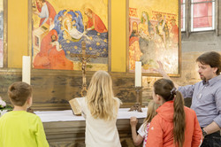 KinderUni Kinder stehen am Altar in der Marienkirche in Dortmund