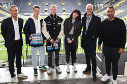 Gruppenfoto auf Stadiontribüne des BVB-Stadions.