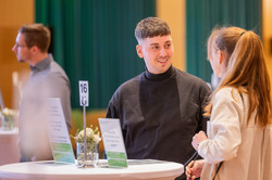Teilnehmende der Stipendienfeier im Gespräch