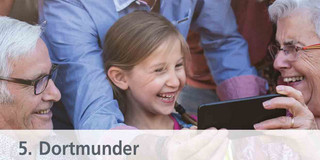 Eine Seniorin und ein Senior schauen gemeinsam mit einem Mädchen auf ein Handy, darunter steht: 5. Dortmunder Wissenschaftskonferenz, Generationen verbinden