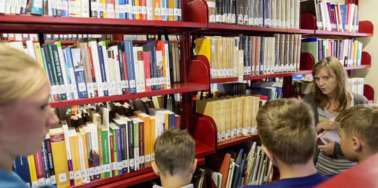 KinderUni Führung durch die Universitätsbibliothek