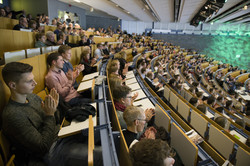 Besucherinnen und Besucher im Audimax Besucherinnen und Besucher im Audimax